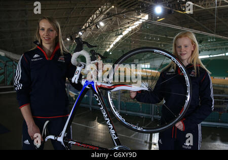 Rachel James e Sophie Thornill si pongono per il fotografo durante il Team GB Para-Cycling Media Day al Manchester Velodrome, Manchester. PREMERE ASSOCIAZIONE foto. Data immagine: Mercoledì 26 marzo 2014. Il credito fotografico dovrebbe essere: Nick Potts/PA Wire Foto Stock