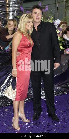 Shane Richie e il suo partner Chrissie arrivano per i British SOAP Awards al BBC TV Center nella zona ovest di Londra. Foto Stock