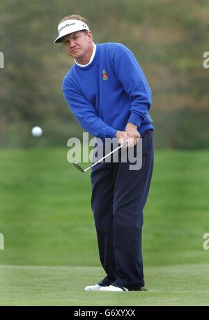 Paul Broadhurst in Inghilterra si schiantò sul 6° verde durante i British Masters 2004 a Forest of Arden. Foto Stock