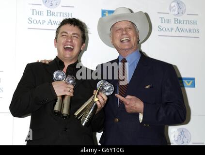 L'attore Shane Richie (a sinistra) - che ha vinto il miglior attore - con Larry Hagman durante il Britsh SOAP Awards al BBC TV Centre nella parte ovest di Londra. Ospitato da Paul o'Grady, lo spettacolo sarà trasmesso su ITV1. Foto Stock