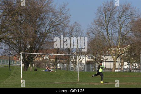 Calcio - Independent South Essex Football League - Sunday Morning Football - AC Milano / Lessa Athletic e Boleyn FC / Cranham. Il portiere prende un gol-kick durante una partita amichevole tra AC Milano (in nero e rosso) e Lassa Athletic (in blu e bianco) Foto Stock