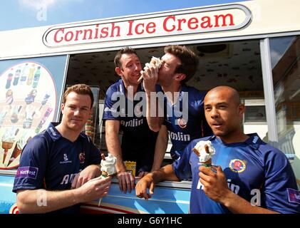 Essex County Cricketers (da sinistra a destra) Tim Phillips, David Masters, Reece Topley e Tymal Mills Godetevi un gelato durante la fotocellula ufficiale della squadra di Cricket Club della contea di Essex. Foto Stock