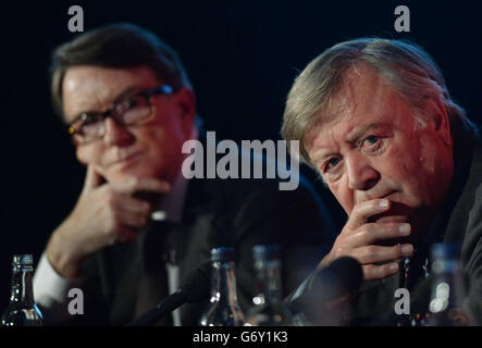 Kenneth Clarke MP Minister Without Portfolio (Right) ed ex Ministro del governo e Presidente del Consiglio Globale, Lord Peter Mandelson partecipano a un dibattito alla Conferenza annuale della Camera di Commercio britannica a Londra, sul tema delle future relazioni della Gran Bretagna con l'Unione europea. Foto Stock