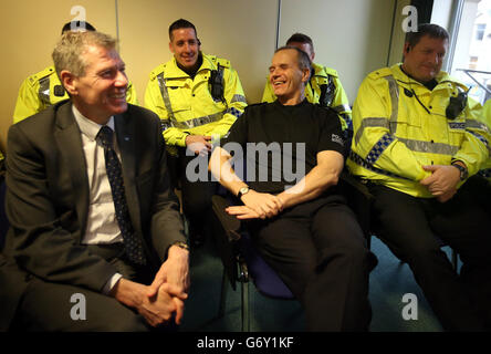 Il segretario alla giustizia Kenny McAskill (a sinistra) e il capo della polizia scozzese Sir Stephen House (al centro) parlano con gli ufficiali durante un briefing di polizia della comunità presso il quartier generale della divisione di Forth Valley a Falkirk, Scozia, un anno dopo il lancio della polizia scozzese. Foto Stock