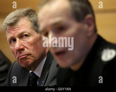 Il segretario di giustizia Kenny McAskill (a sinistra) e il capo della polizia scozzese Constable Sir Stephen House durante un briefing di polizia della comunità presso la sede centrale della Forth Valley Divisional a Falkirk, Scozia, un anno dopo il lancio della polizia Scozia. Foto Stock