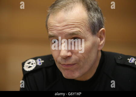 Capo della polizia scozzese Sir Stephen House durante un briefing di polizia della comunità presso la sede divisionale di Forth Valley a Falkirk, Scozia, un anno dopo il lancio della polizia scozzese. Foto Stock