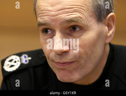 Capo della polizia scozzese Sir Stephen House durante un briefing di polizia della comunità presso la sede divisionale di Forth Valley a Falkirk, Scozia, un anno dopo il lancio della polizia scozzese. Foto Stock