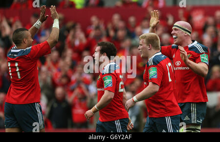 Paul o'Connell di Munster (a destra) festeggia con il compagno di squadra Simon Zebo (a sinistra) dopo aver segnato una prova durante la partita finale del quartiere Heineken Cup a Thomond Park, Limerick. Foto Stock