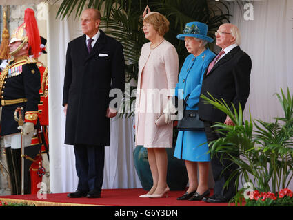 (Da sinistra) il Duca di Edimburgo, Sabina Higgins, la Regina Elisabetta II e il Presidente d'Irlanda Michael D Higgins assisteranno a un'accoglienza cerimoniale al Castello di Windsor, nel Berkshire, durante la prima visita di Stato nel Regno Unito da parte di un presidente irlandese. Foto Stock