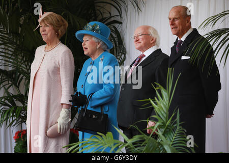 (Da sinistra) Sabina Higgins, la regina Elisabetta II, il presidente d'Irlanda Michael D Higgins e il duca di Edimburgo guardano un benvenuto cerimoniale al Castello di Windsor, Berkshire, durante la prima visita di Stato nel Regno Unito da parte di un presidente irlandese. Foto Stock