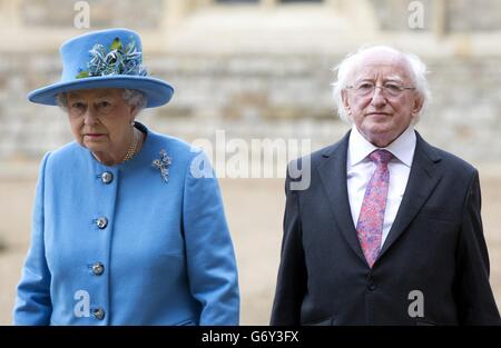 La regina Elisabetta II cammina con il presidente d'Irlanda Michael D. Higgins al castello di Windsor nel Berkshire durante la visita di stato del presidente. Foto Stock