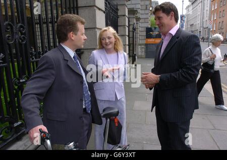 Il leader del Partito Verde della Repubblica d'Irlanda Trevor Sargent (sinistra) con il candidato al Parlamento europeo del Partito Verde dell'Irlanda del Nord Lindsay Whitcroft (centro) e il Dublin South TD Eamon Ryan fuori da Dail Eireann, Dublino. Il sig. Sargent ha confermato che si stavano svolgendo discussioni su una possibile fusione in un partito interamente irlandese mentre la sig.ra Whitcroft ha visitato la città. Foto Stock