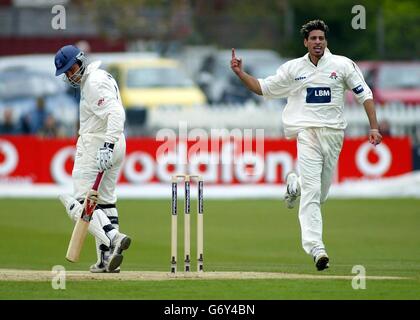 Il lanciatore del Lancashire Sajid Mahmood celebra il cazzo del capitano del Sussex Chris Adams, presso il County Ground di Hove, durante i primi inning della loro partita della Frizzell County Championship Division 1. 12/06/04: Sajid Mahmood che è stato nominato nella squadra di 14-man per competere nella serie triangolare NatWest contro la Nuova Zelanda e le Indie occidentali questa estate. Foto Stock