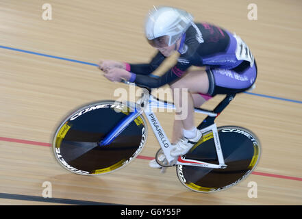 La Gran Bretagna Katie Archibald compete nell'UCI Omnium delle Donne, alla ricerca di 3 km durante il secondo giorno del quinto round della rivoluzione ciclistica al Lee Valley VeloPark, Londra. Foto Stock