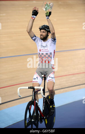 Christian Grasmann celebra la vittoria della gara di punti UCI maschile di oltre 40 km durante il secondo giorno del quinto round della rivoluzione ciclistica presso il Lee Valley VeloPark, Londra. Foto Stock