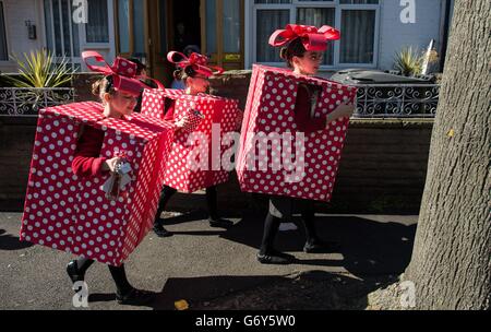 I bambini ebrei ortodossi celebrano il festival di Purim nelle strade di Stamford Hill, nel nord di Londra. La vacanza che commemora la liberazione del popolo ebraico nell'antico impero persiano dalla distruzione sulla scia di un complotto di Haman, Una storia registrata nel Libro Biblico di Esther è segnata da feste in cui i bambini indossano costumi di abbigliamento fantasia e portano doni agli amici e alla famiglia vicini. Foto Stock