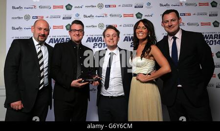 Sam Rush, Direttore Generale della Contea di Derby (sinistra-destra), Matt Reeder, Direttore Generale Tom Loakes, Marketing Manager Faye Nixon e Direttore Generale Warren Palk con il Perform Best Use of Digital Content & Audience Growth Award al Football League Awards 2014 Foto Stock