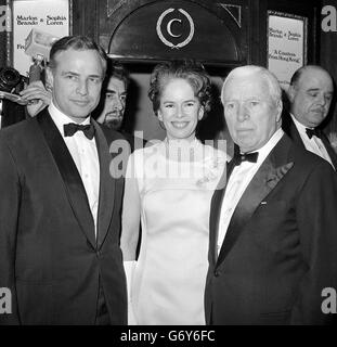 Charles Chaplin ha sposato Oona con Marlon Brando al Carlton Theatre di Haymarket, Londra per la prima mondiale di beneficenza del primo film di Chaplin per dieci anni "A Countess from Hong Kong". Brando è protagonista del film con Sophia Loren. Foto Stock