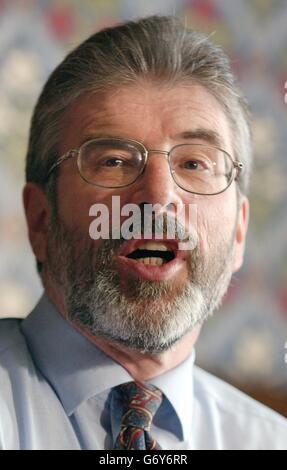 Il presidente del Sinn Feinn Gerry Adams durante una conferenza stampa alla Camera dei Comuni dopo un incontro con il primo ministro britannico Tony Blair. 25/05/2004: Il presidente del Sinn Feinn Gerry Adams, che ha detto martedì 25 maggio 2004, che si dovrebbe dare maggiore priorità al finanziamento dello sport in Irlanda del Nord a livello di base piuttosto che spenderlo in uno stadio. Il deputato di West Belfast ha affermato che il suo partito preferirebbe che le risorse si mettano nello sport comunitario piuttosto che il proposto stadio da 55 milioni di euro galleggiasse dal governo britannico. Foto Stock