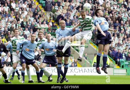 Henrik Larsson di Celtic segna contro Dunfermline, durante la partita della Bank of Scotland Premier League al Celtic Park di Glasgow. Foto Stock