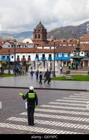 I bambini andare a scuola a piedi attraverso la Plaza de Armas nella città di Cusco, Perù Foto Stock