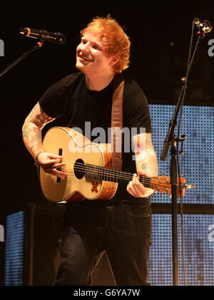 Ed Sheeran si esibisce sul palco durante la serie di concerti di beneficenza della Teenage Cancer Trust, presso la Royal Albert Hall, a Londra. Foto Stock