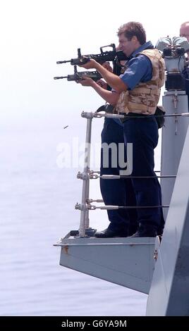 Andy Fern, 26 anni, di Gloucester, prende mira durante un esercizio per simulare un attentato suicida all'HMS Grafton. Il Frigate Type 23 di Portsmouth attualmente pattugliano le acque al largo della costa irachena. Foto Stock