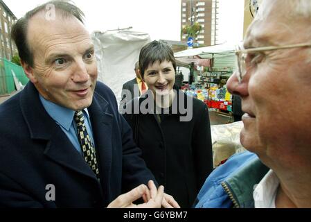 Il candidato mayoral del Demoract di Londra Simon Hughes MP (a sinistra) e Carroline Pidgeon, vice leader del Southwark Council e candidato dell'UCK per Lambeth incontrano la popolazione locale durante una passeggiata a pranzo nell'East Street Market di Bermondsey, a sud-est di Londra, in vista delle elezioni mayoral di Londra. Foto Stock