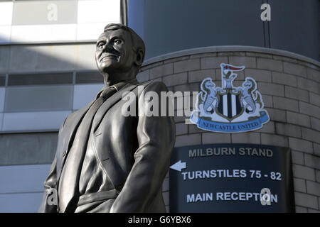 Calcio - fa Youth Cup - Sesto turno - Newcastle United / Chelsea - St James' Park. Una veduta generale della statua di Sir Bobby Robson fuori dal St James' Park, casa del Newcastle United Foto Stock