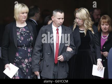 Membri della congregazione (nomi non noti) dopo un servizio commemorativo in cui dieci candele sono state accese per le dieci persone che sono morte nel crash di elicottero di Clusha, presso la Cattedrale di St Andrew a Glasgow, Scozia. Foto Stock