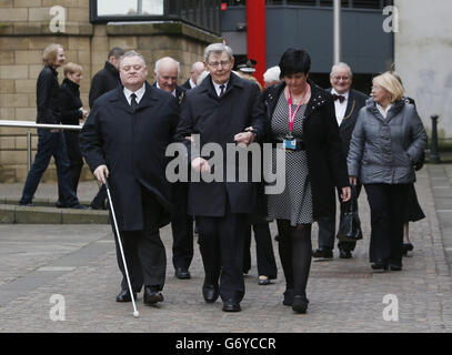 Membri della congregazione (nomi non noti) dopo un servizio commemorativo in cui dieci candele sono state accese per le dieci persone che sono morte nel crash di elicottero di Clusha, presso la Cattedrale di St Andrew a Glasgow, Scozia. Foto Stock