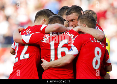 Rickie Lambert (TOP) di Southampton celebra il secondo gol dopo il Rob Elliot di Newcastle United con i suoi compagni di squadra durante la partita Barclays Premier League a St Mary's, Southampton. Foto Stock