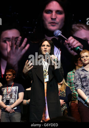 Noel Fielding sul palco durante la serie di concerti di beneficenza della Teenage Cancer Trust, presso la Royal Albert Hall, a Londra. Foto Stock