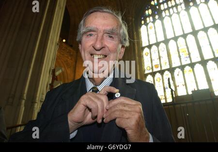 L'ex serviceman della seconda Guerra Mondiale Lord Healey l'ex Cancelliere del lavoro Denis Healey è stato presentato con il primo di circa 20,000 Veterans' Badges in una breve cerimonia sui gradini dell'antica Westminster Hall. I badge sono un'innovazione progettata per elevare il profilo dei veterani tra il pubblico e la presentazione è stata fatta da Ivor Caplin, ministro della difesa per i veterani. Foto Stock