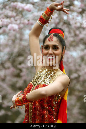 La ballerina di Bollywood Pooja Berman al lancio di Glasgow Mela, il più grande festival multiculturale della Scozia che si tiene a Kelvingrove Park in città per il suo 24° anno consecutivo il 7 e 8 Giugno. Foto Stock