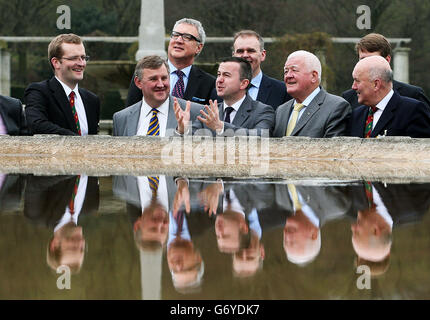 Ministro di Stato presso il Dipartimento delle Finanze Brian Hayes TD, ex membro della BIPA, (centro) con i membri dell'Assemblea parlamentare irlandese britannica durante una visita ai Giardini nazionali irlandesi dei Caduti, a Islandbridge, Dublino. Foto Stock