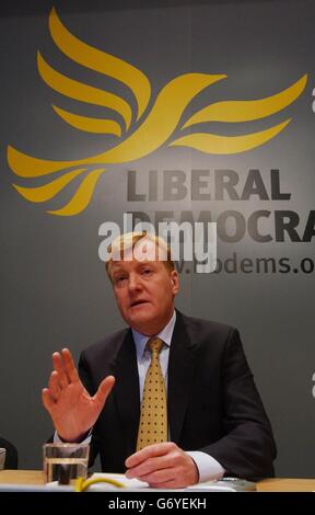 Il leader liberaldemocratico Charles Kennedy lancia la campagna elettorale locale del partito a Westminster Londra. Il partito ha presentato proposte per eliminare l'imposta del consiglio al centro della campagna elettorale. 23/10/2004 in un discorso alla conferenza annuale dei liberali democratici a Bournemouth, giovedì 23 settembre 2004, il presidente Kennedy dovrebbe dire che un voto per loro non è più solo una possibilità di punire i lavoratori e che anche pretenderà un voto favorevole per i conservatori è sprecato, poiché non possono vincere le prossime elezioni. Kennedy concluderà la conferenza di cinque giorni insistendo sul fatto che il partito sta per partecipare Foto Stock