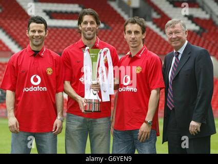 Ryan Giggs, Ruud Van Nistelrooy, Gary Neville e Sir Alex Ferguson tengono la Vodafone Cup a Old Trafford, per lanciare il torneo pre-stagione che inizia ad agosto. Foto Stock