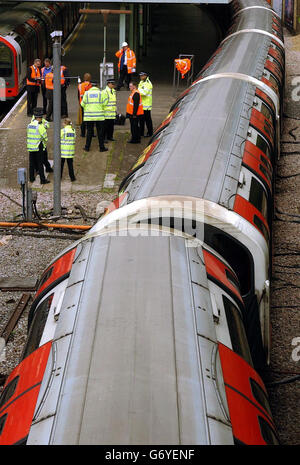 Un treno deragliato alla stazione della metropolitana di White City nella parte ovest di Londra. Nessuno dei 150 passeggeri è stato ferito nell'incidente, che è il quarto deragliamento sulla rete di tubi in meno di sedici mesi. Foto Stock