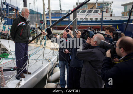 Il marinaio di fama mondiale Sir Robin Knox-Johnston, 75 anni, parla ai media di Endeavour Quay a Gosport, Hampshire, dopo aver annunciato che è per entrare nel suo Open 60 yacht Grey Power nella gara solista Route du Rhum. Foto Stock