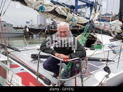 Sailor di fama mondiale Sir Robin Knox-Johnston, 75 anni, a Endeavour Quay a Gosport, Hampshire, dopo che ha annunciato di entrare nel suo Open 60 yacht Grey Power nella gara solista Route du Rhum. Foto Stock