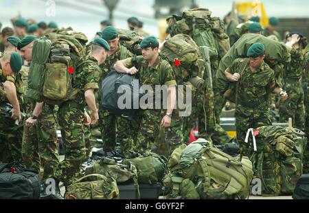 Royal Marines dal 42 Commando si unì alla nave HMS Ocean presso il porto militare di Marchwood vicino a Southampton, per partecipare a un importante esercizio militare congiunto con la Marina degli Stati Uniti. All'operazione parteciperanno complessivamente 5,900 addetti all'assistenza del Regno Unito, che verificheranno l'impiego di una task force di medie dimensioni con sede in mare. Foto Stock