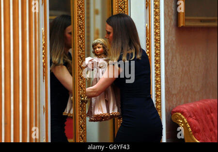 Curatore Anna Reynolds con una delle bambole parigine che apparteneva alla Principessa Margaret al lancio della mostra estiva Royal Childhood a Buckingham Palace, Londra, che celebra l'infanzia reale con giocattoli e regali di famiglia appartenenti ai bambini reali quando stavano crescendo. Foto Stock