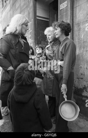 Le casalinghe scozzesi discutono dei problemi locali con la candidata del Partito Nazionale Scozzese per Govan, Glasgow, Margo MacDonald (l) durante il suo tour della zona. La onorevole MacDonald ha perso il suo seggio nelle ultime elezioni generali. Foto Stock