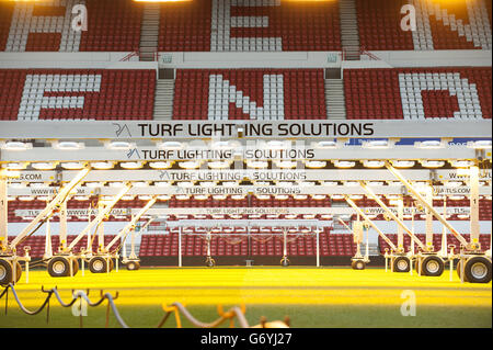 Una vista generale delle luci Turf Lighting Solutions utilizzate sul campo a City Ground, la casa di Nottingham Forest Foto Stock