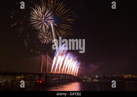 Fuochi d'artificio celebrare l'apertura del nuovo Tilikum attraversando il ponte sul fiume Willamette a Portland, Oregon. Foto Stock