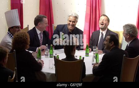 Il primo ministro scozzese Jack McConnell (a sinistra), il segretario all'interno David Blunkett (a destra) e Charan Gill M.B.e, fondatore dell'Harlequin Leisure Group durante un incontro al ristorante indiano 'Ashoka at the Mill' di Glasgow, per lanciare il sito web Fresh Talent. In un'intervista rilasciata dalla BBC in precedenza, il Segretario dell'interno ha salutato l'iniziativa dei nuovi talenti, affermando che la politica della migrazione gestita è stata la strada giusta per superare coloro che hanno generato "razzismo e disinformazione". Foto Stock