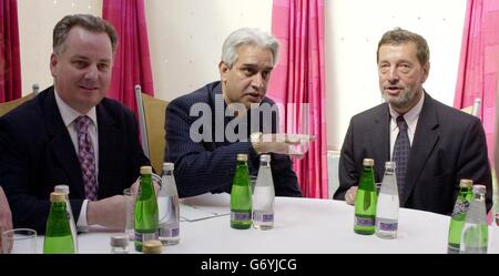 Il primo ministro scozzese Jack McConnell (a sinistra), il segretario all'interno David Blunkett (a destra) e Charan Gill M.B.e, fondatore dell'Harlequin Leisure Group durante un incontro al ristorante indiano 'Ashoka at the Mill' di Glasgow, per lanciare il sito web Fresh Talent. In un'intervista rilasciata dalla BBC in precedenza, il Segretario dell'interno ha salutato l'iniziativa dei nuovi talenti, affermando che la politica della migrazione gestita è stata la strada giusta per superare coloro che hanno generato "razzismo e disinformazione". Foto Stock