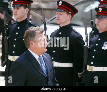 Il Presidente della Polonia Aleksander Kwasniewski ispeziona l'onorevole Guardia d'onore dell'artiglieria, presso la Guildhall, City di Londra, durante la sua visita di Stato nel Regno Unito. Foto Stock