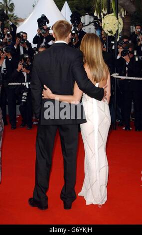 Stella del film Brad Pitt e sua moglie Jennifer Aniston arrivano per la prima di Troy, al Palais de Festival durante il 57° Festival di Cannes in Francia. Foto Stock